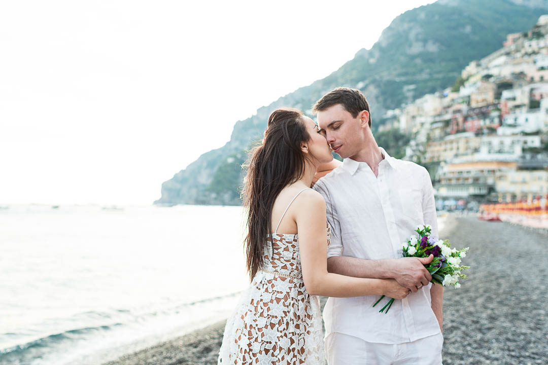 Fotografo matrimonio a Positano, cerimonia simbolica in spiaggia title=