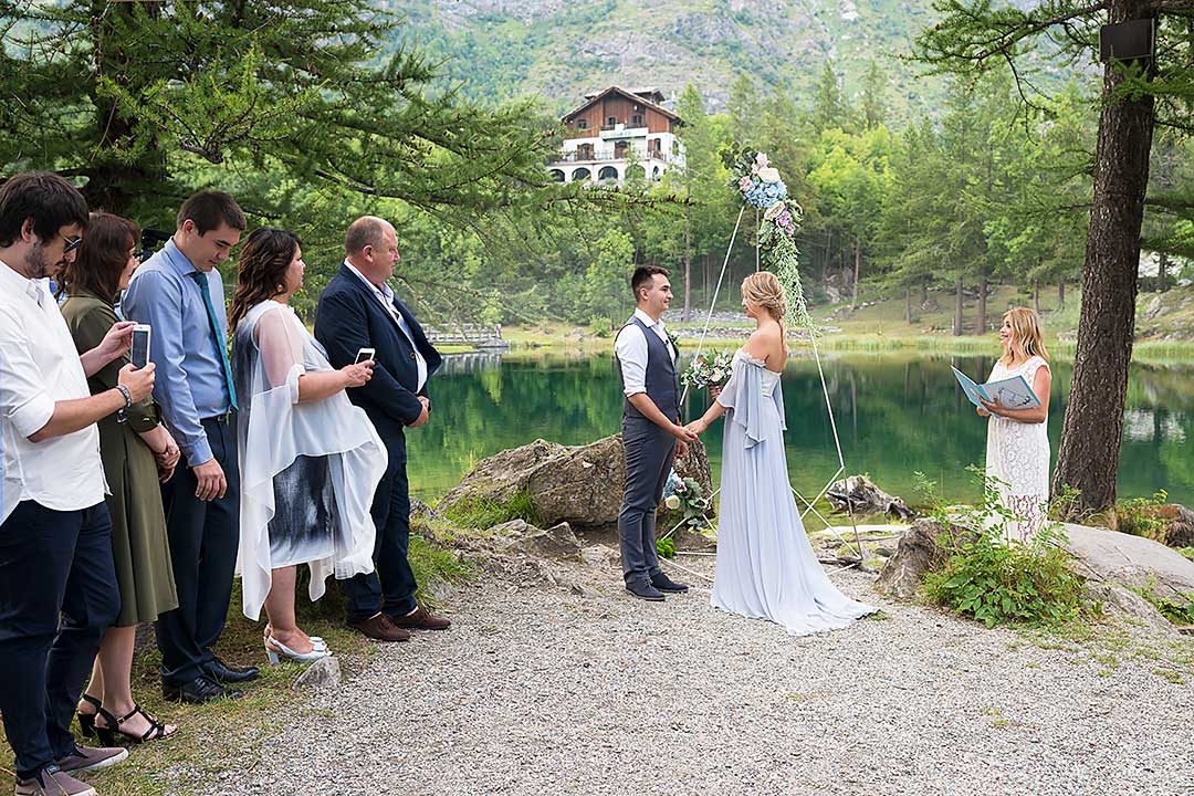 символическая церемония в горах озеро